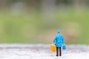 Viajero en miniatura caminando por una calle, concepto de viaje y aventura foto