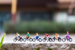 Viajeros en miniatura con bicicletas en el parque, concepto de estilo de vida saludable