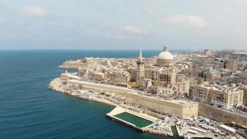 Luftaufnahme des Wasserballplatzes, der Bootsstraße und des Stadtbildes von Valletta, Malta video