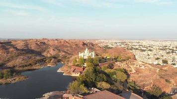 le jaswant thada, cénotaphe du maharaja jaswant singh, à jodhpur, rajasthan. tir en orbite video