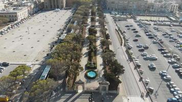 Luftkippansicht des Einkaufszentrums und der st. Publius 'Platz, Valletta, Malta. video