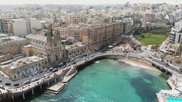 Panorámica de imágenes de paisaje urbano de drones aéreos 4k de la ciudad turística de sliema, malta. video