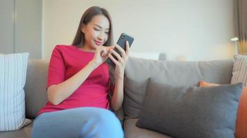 femme, utilisation, téléphone portable, sur, sofa, dans, chambre video