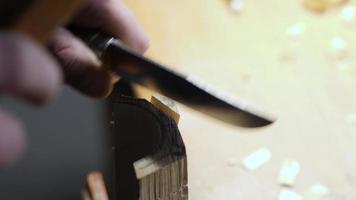 carpintero rompe un trozo de madera de un trozo de madera video