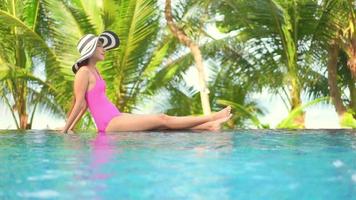 mulher asiática relaxando ao redor da piscina video