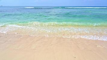 tropische zee strand oceaan met witte wolk blauwe hemel video