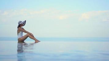 junge asiatische Frau entspannen um Schwimmbad video