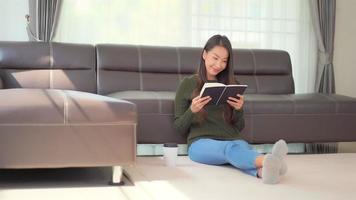 mujer leyendo un libro en la sala de estar video