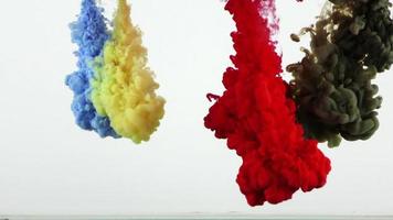 salpicaduras de tinta de colores bajo el agua video