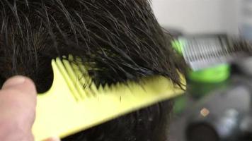 Haarschnitt in einem Friseurladen video