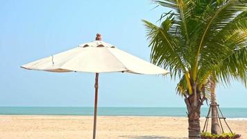 ombrellone in spiaggia e mare video