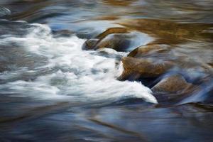 larga exposición de los rápidos de los ríos foto