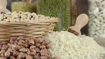 Légumineuses alimentaires crues et vue macro de riz video