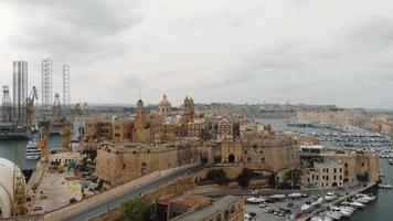 Fort Saint Elmo en el puerto de valetta, en malta - revelan ascendente toma aérea video