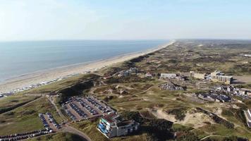 station balnéaire côtière de wijk aan zee, en Hollande. belle plage de sable et dunes video