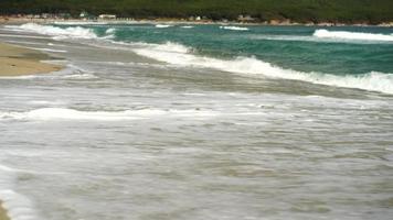 paisagem marinha com ondas correndo na praia video