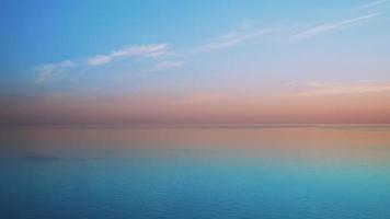 cinemografia de uma paisagem de mar com um belo pôr do sol. video