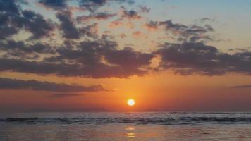 Kinograph einer Meereslandschaft mit einem schönen Sonnenuntergang video