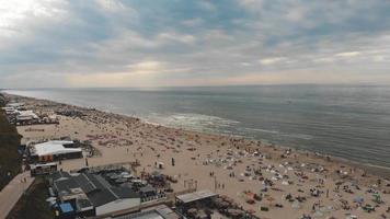 Luftaufnahmen fliegen über einen Küstenstrand der Stadt Zandoort, Niederlande entlang der Nordsee. video