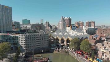 luchtbeelden die vanuit een haven vliegen naar een toeristisch district van de stad rotterdam, nederland. video