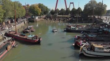 drönare flyger över hamnen i Rotterdam, Nederländerna där båtar och pråmar är dockade. video