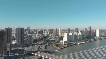 dronebeelden van een langzame rechterpan van de stad rotterdam, nederland en zijn waterkanaal op een zonnige dag. video