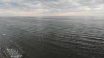 luchtbeelden van de kustlijn en het vaarwater van de Noordzee nabij de stad zandoort, nederland. video