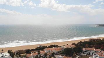 luchtfoto 4k drone-opnames die de stranden van de badplaats albufeira pannen. een kustplaats in Portugal, het is een populaire plek voor prachtige zandstranden, unieke bouwwerken en een druk nachtleven.