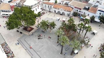 hoge hoekmening van het openbare plein, largo eng. duarte pacheco, albufeira, algarve, portugal video