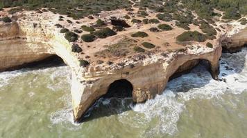 hoge hoek luchtfoto van benagil grotten door de atlantische oceaan, lagoa, algarve, portugal