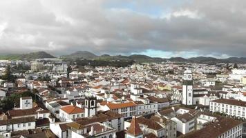 Ponta delgada stadsgezicht in een bewolkte dag in Sao Miguel Island, Azoren, Portugal - hoge hoek baan luchtfoto video
