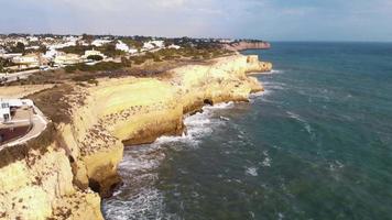 riprese aeree di drone 4K della costa vicino alla città di carvoeiro, portogallo. video