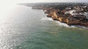 4k Luftdrohnenaufnahmen der felsigen Klippen und der Küste in der Nähe der Stadt Carvoeiro, Portugal.