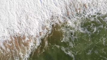 ondas do mar batendo na praia do paraíso praia em carvoeiro, algarve, portugal - foto aérea 