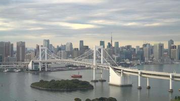 Pont arc-en-ciel avec tour de tokyo au japon