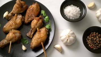 ali di pollo grigliate barbecue con pepe e aglio