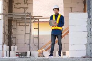 ingeniero arquitectónico inspecciona el control de calidad en la construcción del sitio foto