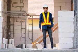 ingeniero arquitectónico inspecciona el control de calidad en la construcción del sitio foto