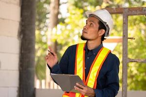 ingeniero arquitectónico inspecciona el control de calidad en la construcción del sitio foto