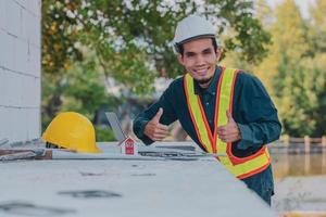 ingeniero arquitectónico diseña la construcción de un edificio para un proyecto de casa foto