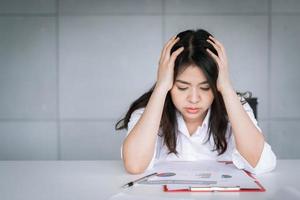 empresaria asiática sintiéndose cansada y estresada foto