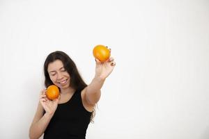 mujer feliz, tenencia, naranja, fruta, en, mano foto