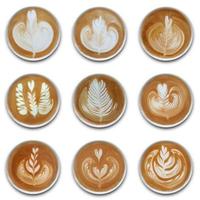 Colección de tazas de café latte art sobre fondo blanco. foto