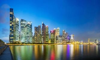 Horizonte del distrito financiero de Singapur en Marina Bay