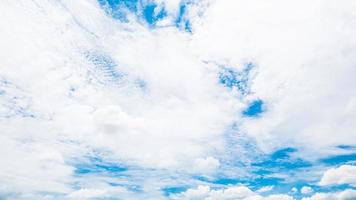 nubes blancas en el cielo foto