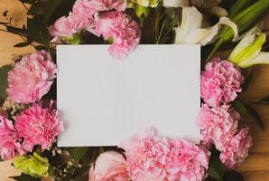 tarjeta vacía con flores rosas foto