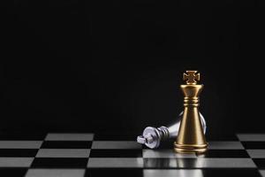 piezas de rey de plata y oro en un tablero de ajedrez
