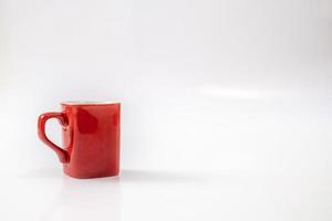 Taza de desayuno rojo sobre fondo blanco. foto