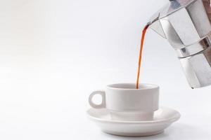Taza de café y desayuno sobre fondo blanco. foto