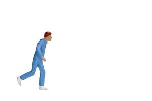 Persona en miniatura corriendo aislado sobre un fondo blanco. foto